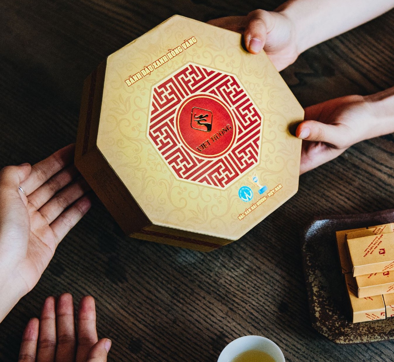 Bánh đậu xanh hộp bát giác